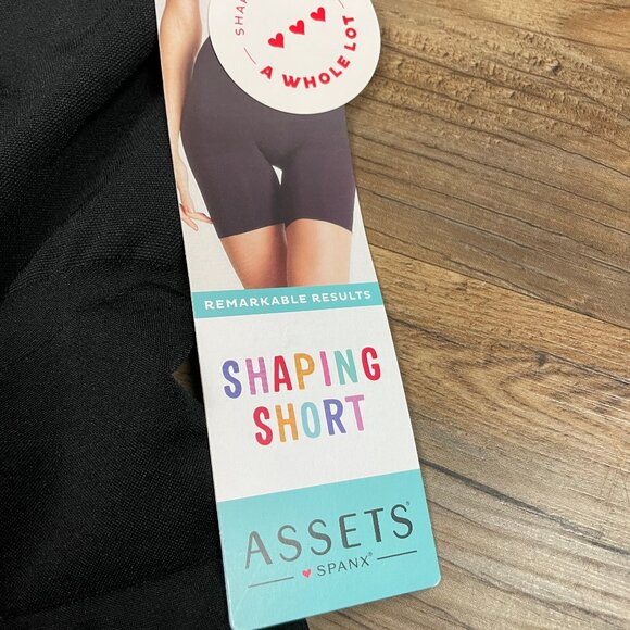 Assets by SPANX Shaping Short Size Medium - Picture 3 of 3